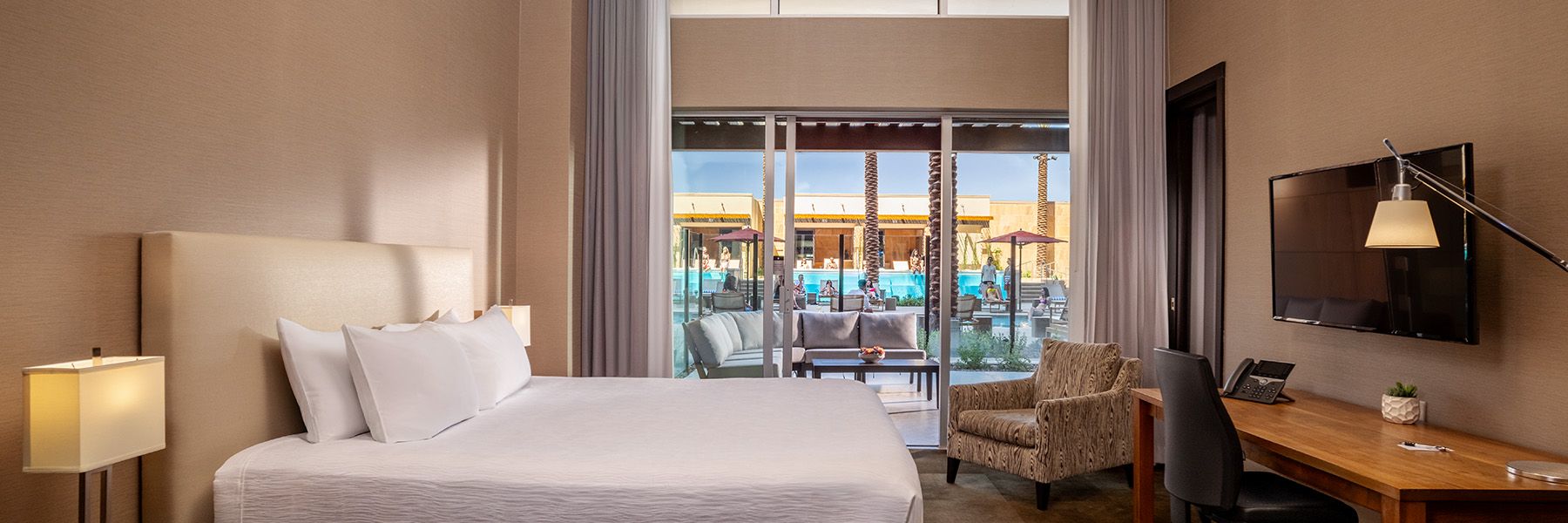 standard-hero-Premium Poolside Suite